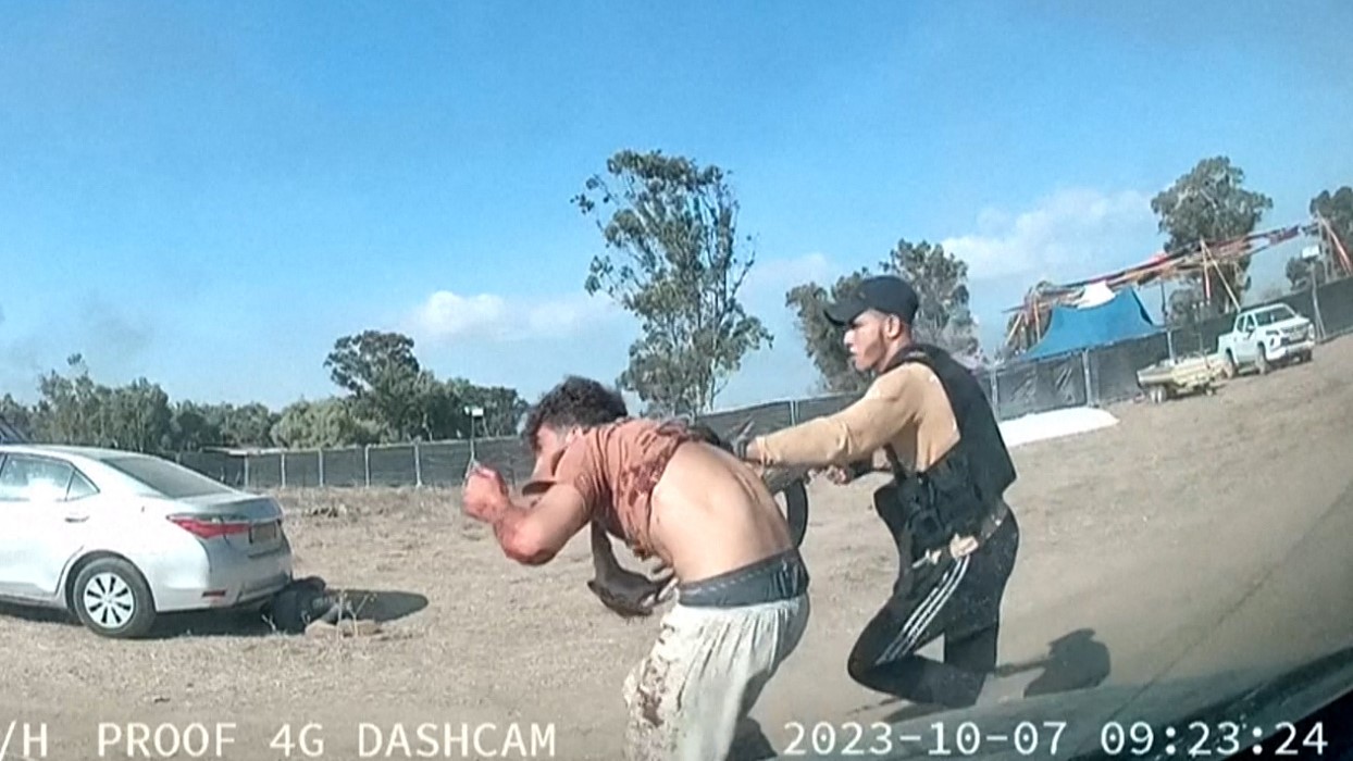 Bild på hur Hamas kidnappar en festivalbesökare